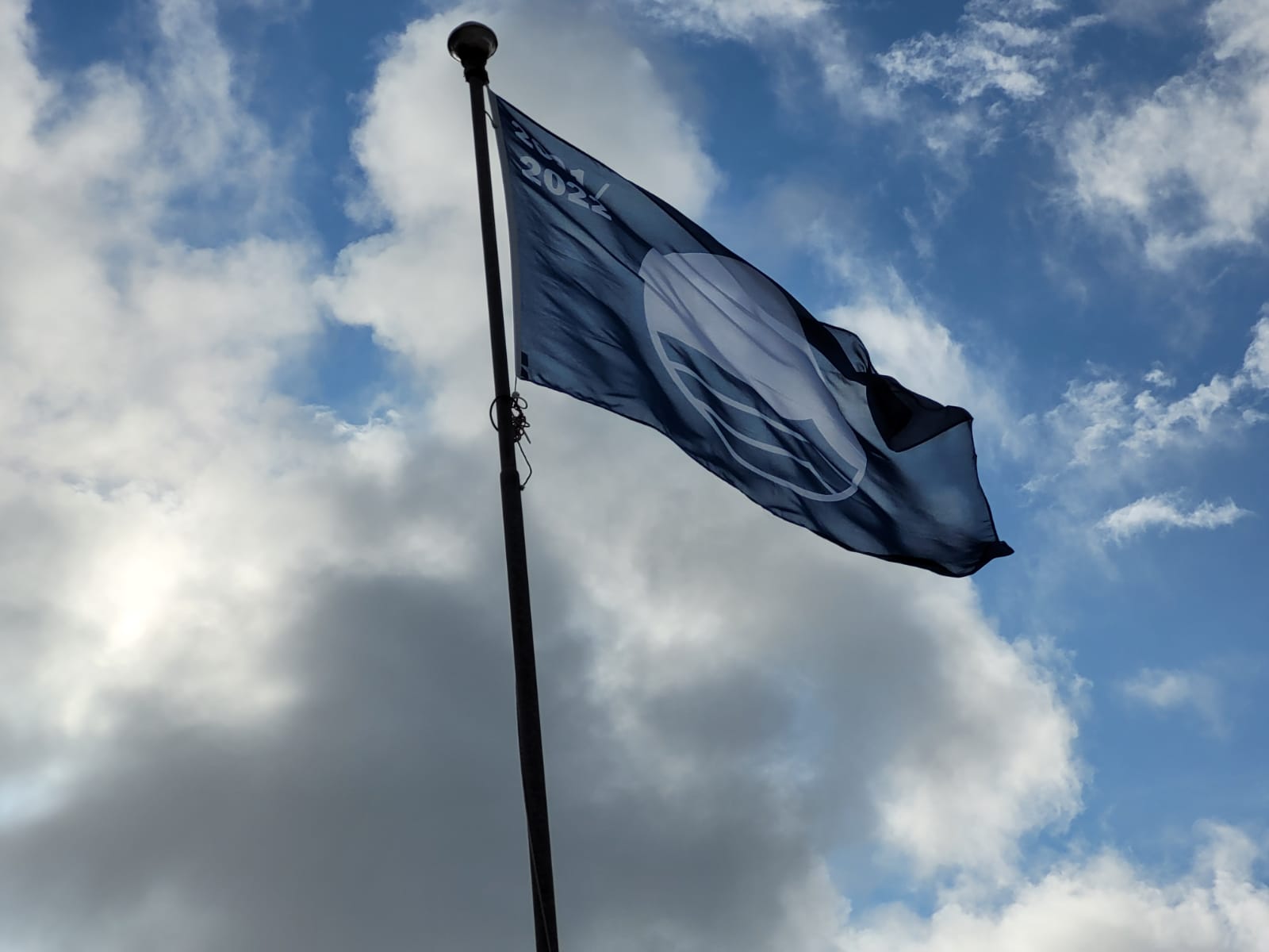 Balneário Piçarras hasteou Bandeira Azul na maior praia certificada do