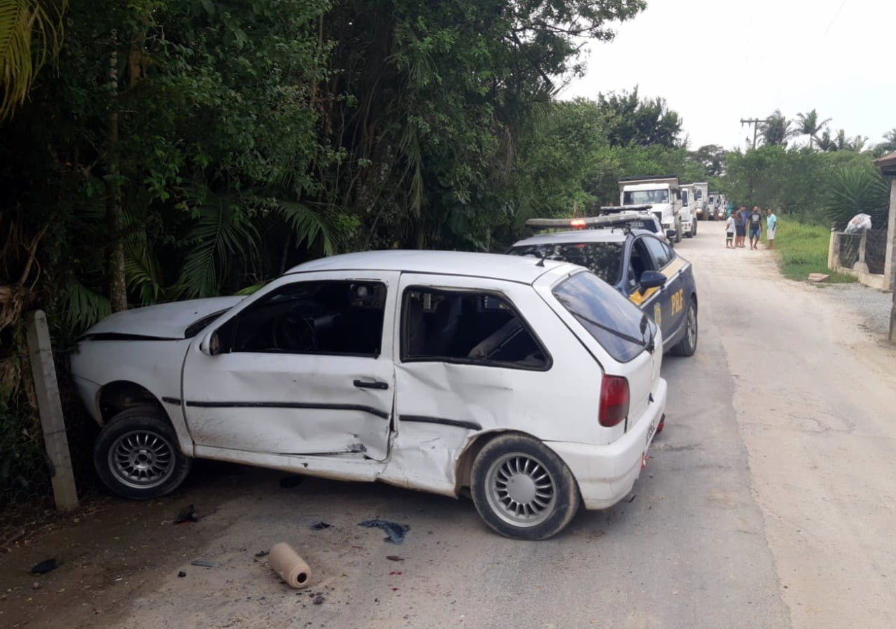 Perseguição a carro roubado acaba acidente e foragido capturado em