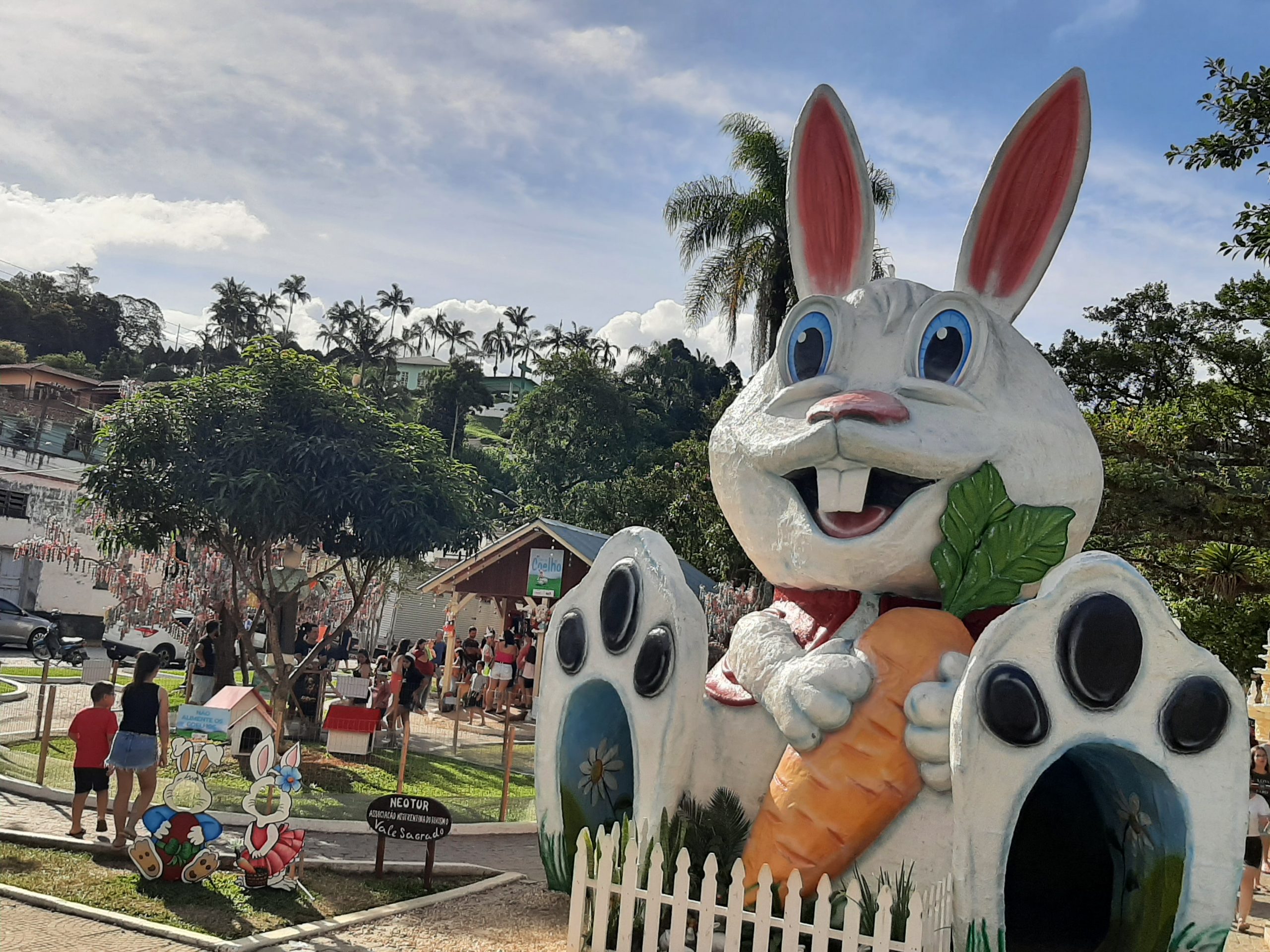 Maior coelho de Páscoa de Santa Catarina atrai turistas para Nova