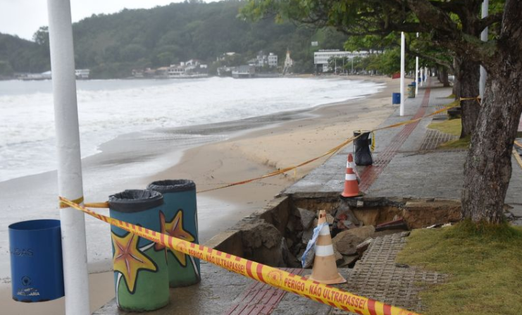 Cratera se abre em calçada da orla da praia de Cabeçudas