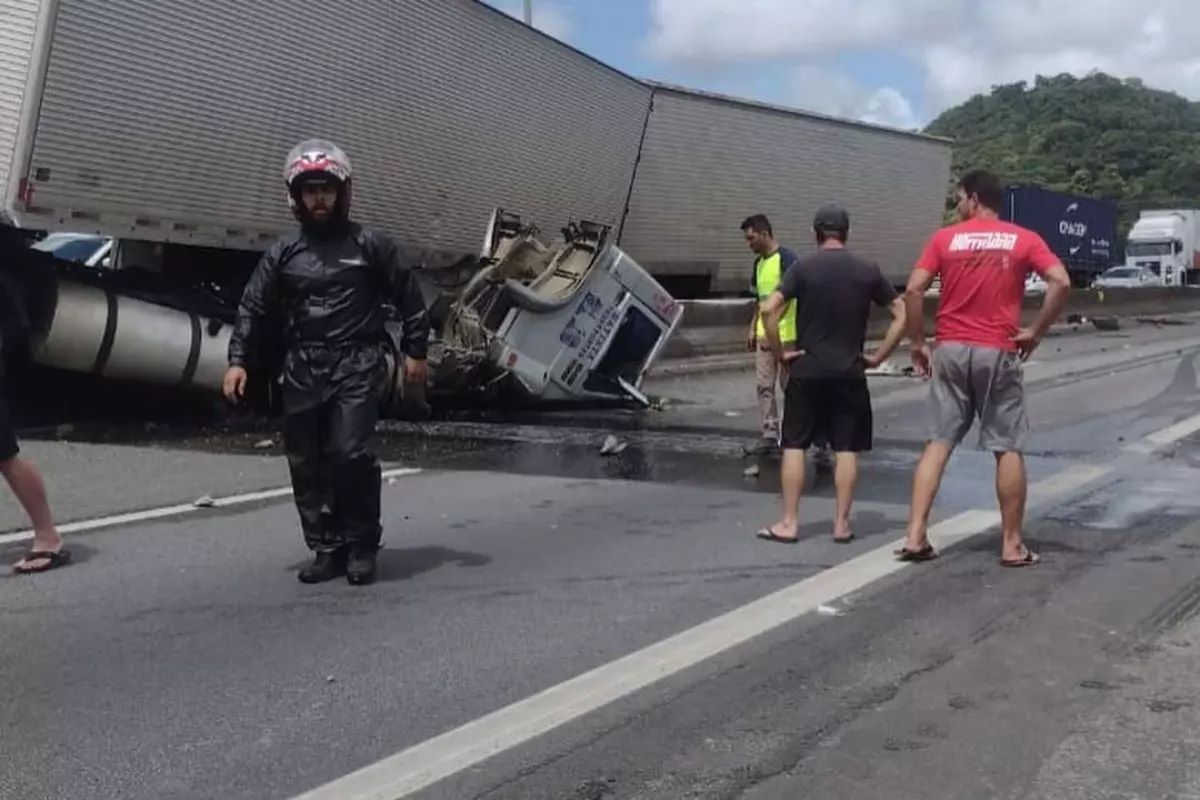 Acidente Carreta Interdita BR 101 E Causa Congestionamento