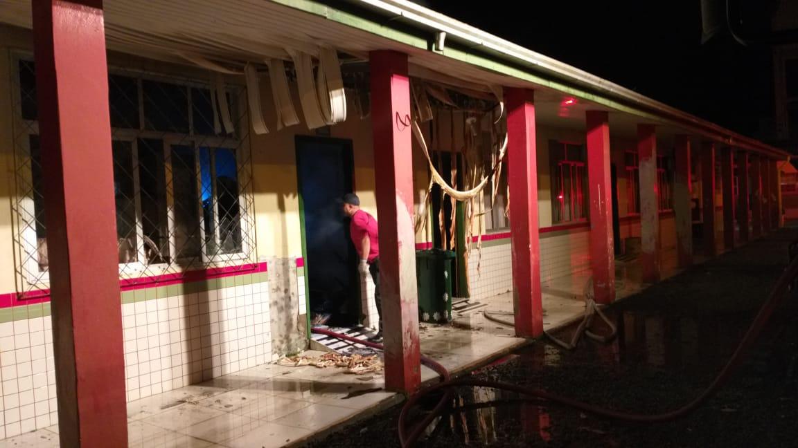 Suspeitos de tráfico são detidos com drogas, arma e mais de R$ 53 mil em residência