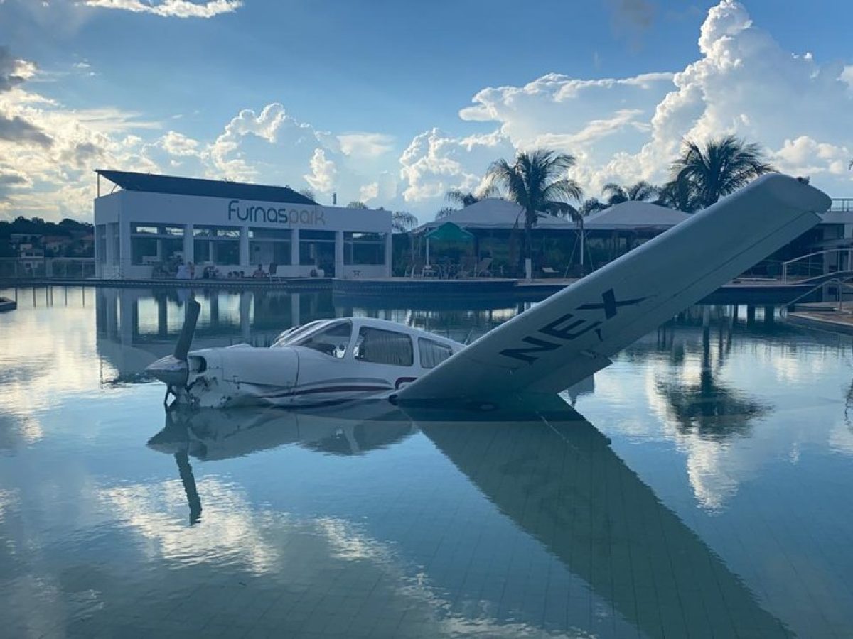 Vídeo: Avião cai dentro de piscina de resort - CLICSC - CLICSC