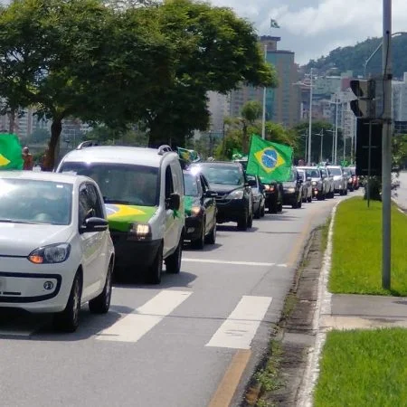 Vídeo: manifestantes protestam contra medidas de restrição à Covid-19 em SC