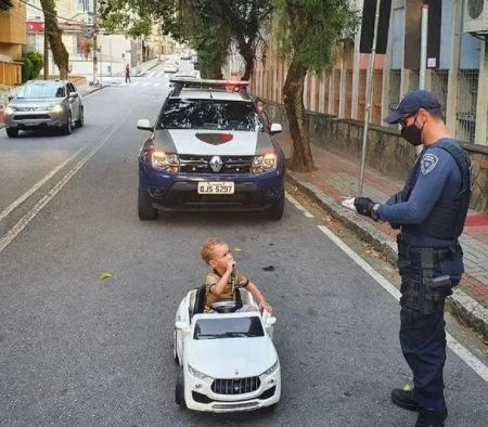 Guarda Municipal aborda bebê dirigindo carrinho de brinquedo em Florianópolis