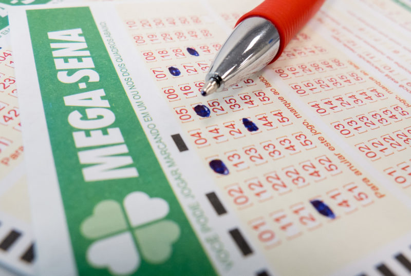 Imagem mostra um cartão de apostas da mega-sena