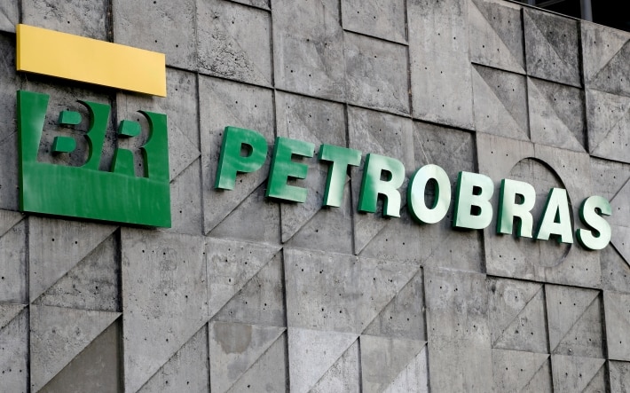 letreiro da petrobras em um muro cinza