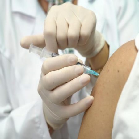 Aplicação da quarta dose para idosos de 60 anos ou mais e trabalhadores de saúde começa nesta terça-feira em Itajaí