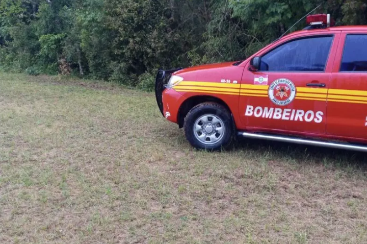 Corpo de bombeiros encontra homem morto
