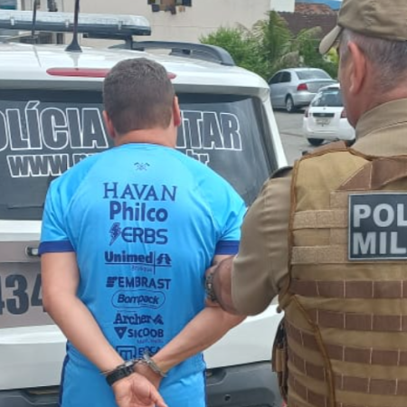 Dívidas resultam em prisão de homem na frente do pai