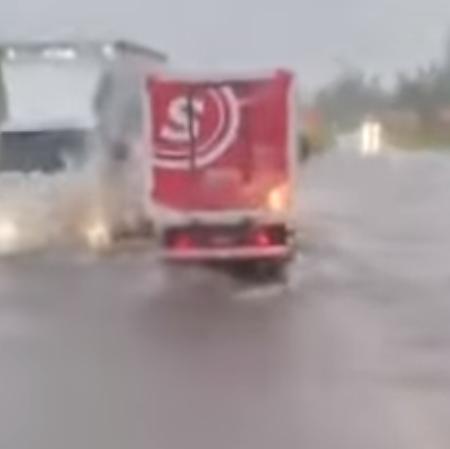 BR-470 está alagada entre Luiz Alves e Navegantes