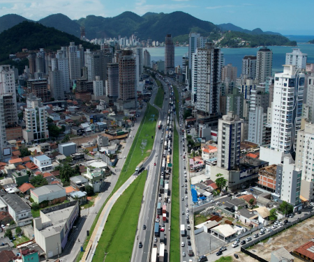 Arteris realiza trabalhos de limpeza são realizados na BR-101 e filas ultrapassam 30 km