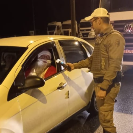 Papai Noel realiza teste de bafômetro em barreira policial
