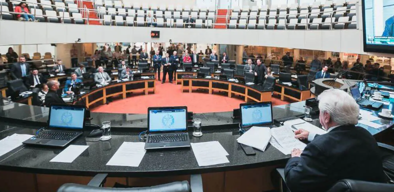 Imagem mostra plenario da Alesc