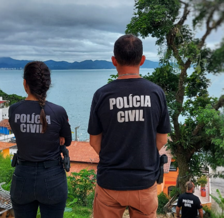 Investigação de fraude processual, estelionato e corrupção ativa cumpre mandados em Porto Belo e Itapema