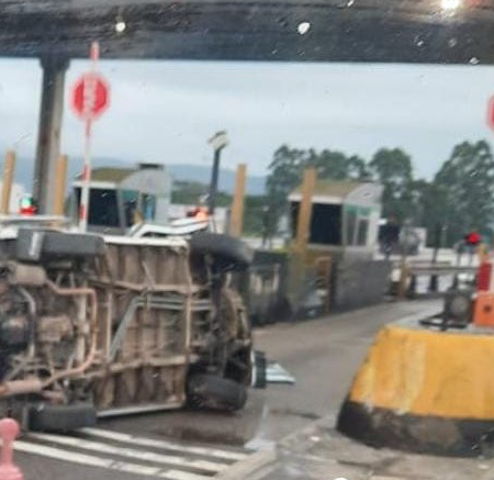 BR-101 registra filas após kombi tombar no pedágio de Porto Belo