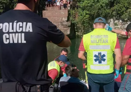 Em SC homem cai em rio após bater a cabeça e morre