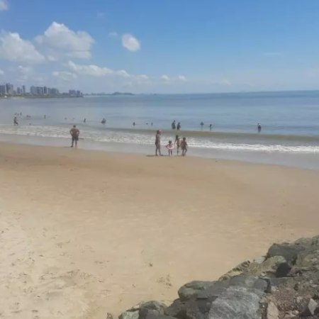 Em Balneário Piçarras mãe quase morre afogada tentando salvar filhos