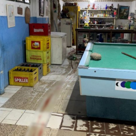 Em bar de Barra Velha homens atiram em vítima e gritam “leva o corpo”