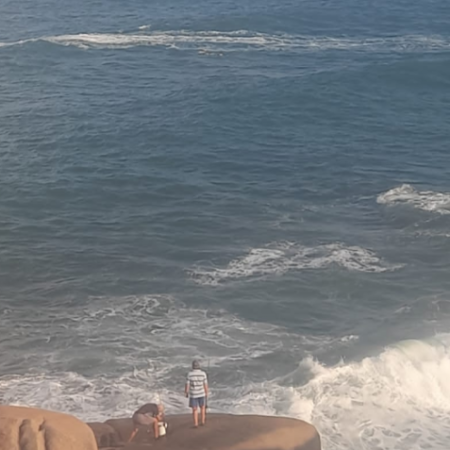 Pescador é arrastado por onda cerca de 200 metros em Laguna