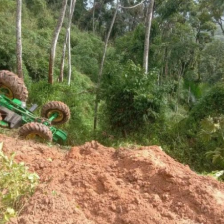 Agricultor fica embaixo de trator após veículo capotar em SC