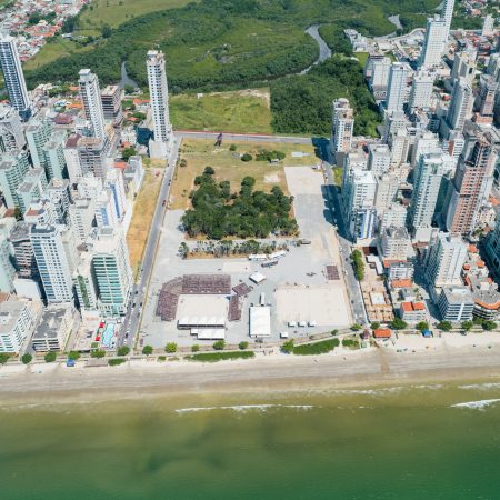 Arena do Circuito Mundial de Vôlei de Praia em Itapema ganha forma