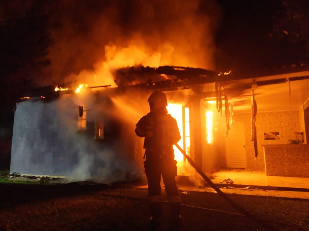 Incêndio se alastra e destrói quatro casas em Bom Jesus h