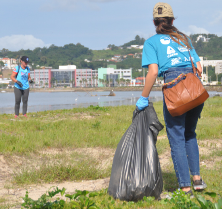 Quase meia tonelada de lixo é retirada da beira-mar de São José em ação de limpeza