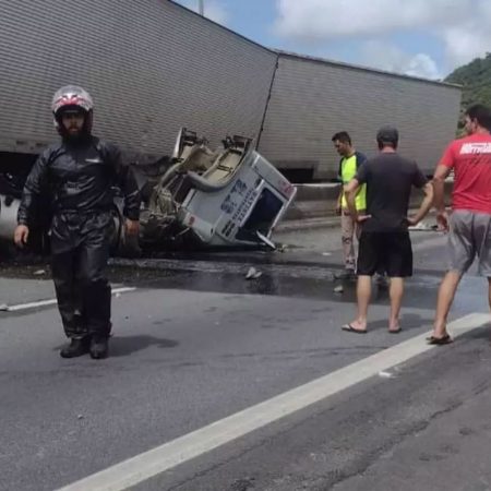 Acidente com carreta interdita BR-101 e causa congestionamento