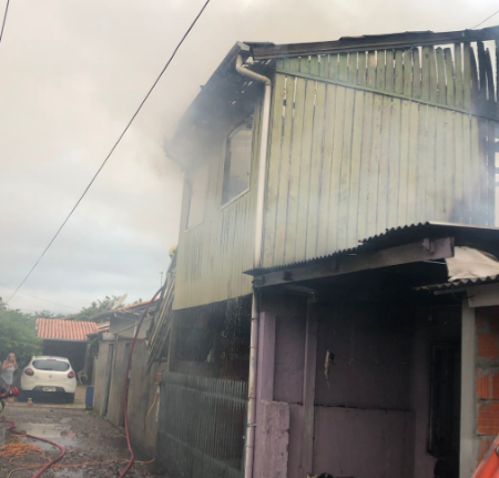 Casa é consumida pela fogo em Tijucas e vizinhos relatam cheiro de álcool nas paredes