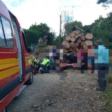 Homem cai de caminhão, tem pernas esmagadas e morre em SC
