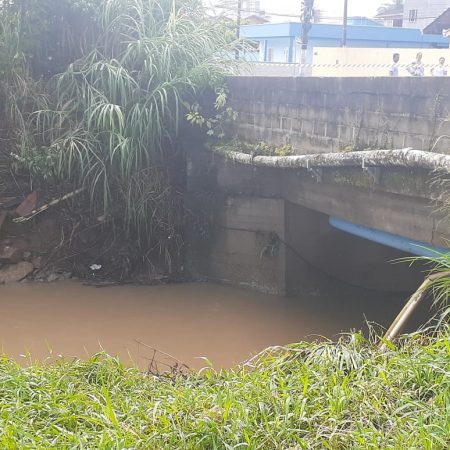 Ponte do bairro Várzea apresenta rachaduras e é interditada em Itapema
