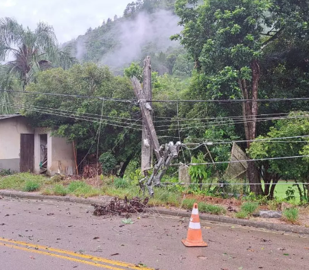 No Vale do Itajaí enxurrada provoca estragos