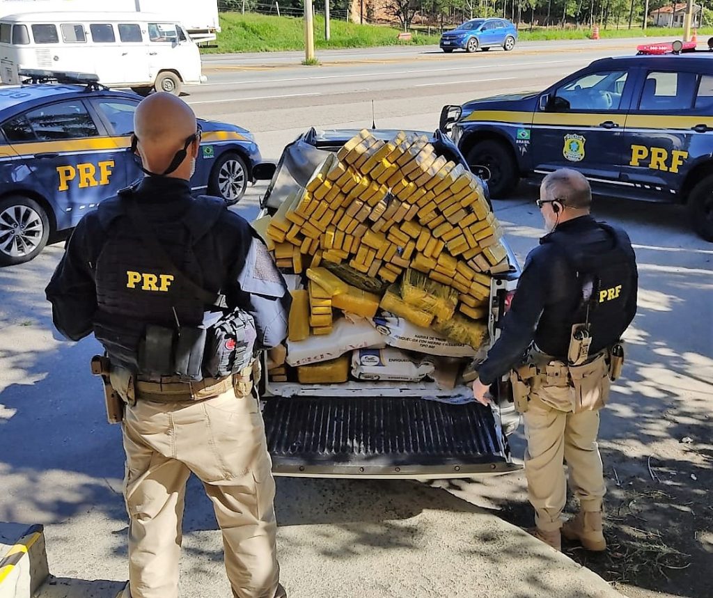 PRF apreende mais de 300 kg de maconha junto com farinha na BR-101