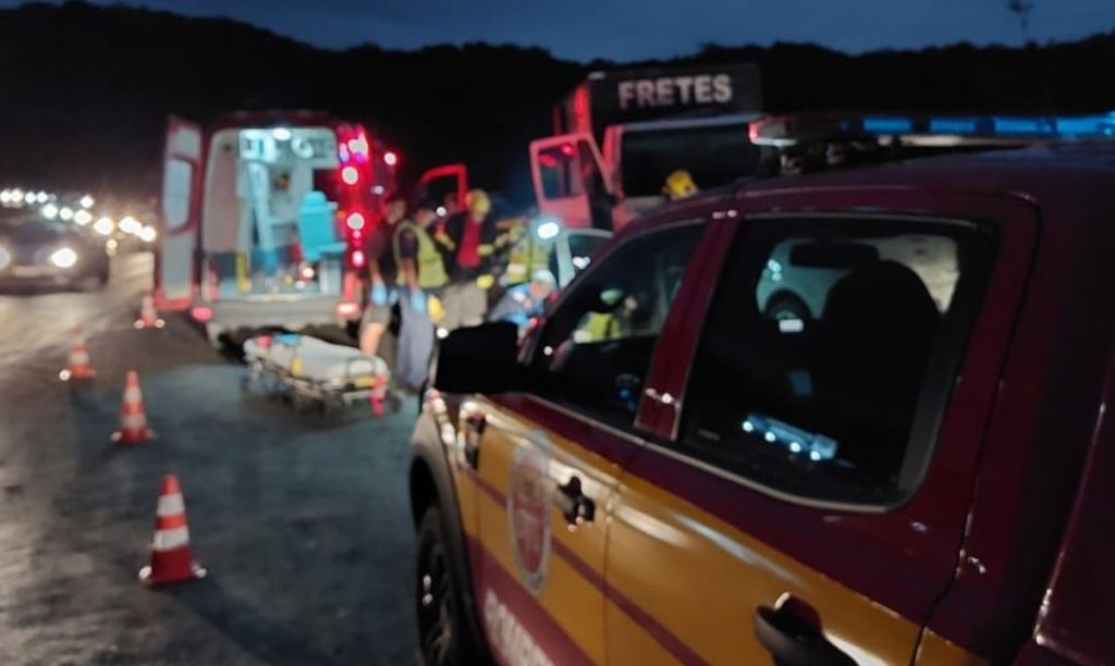 Foto mostra local do acidente com viaturas do corpo de bombeiros
