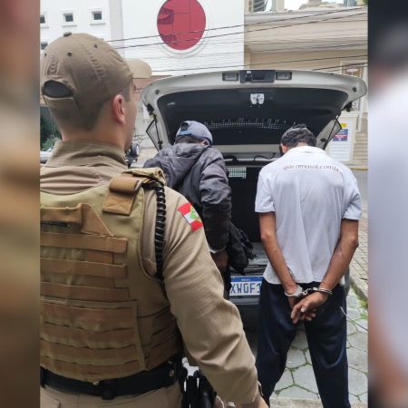 Dupla é pega furtando TV e microondas em Porto Belo