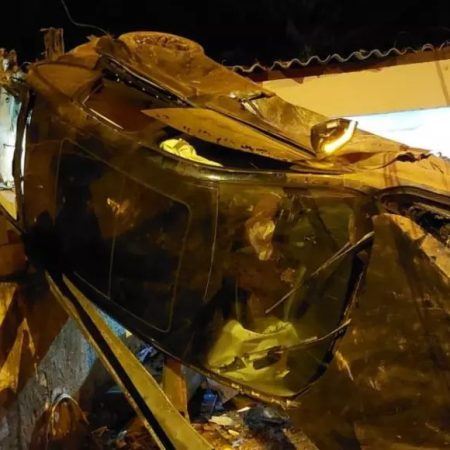 Após perder o controle do carro, motorista colide em uma casa