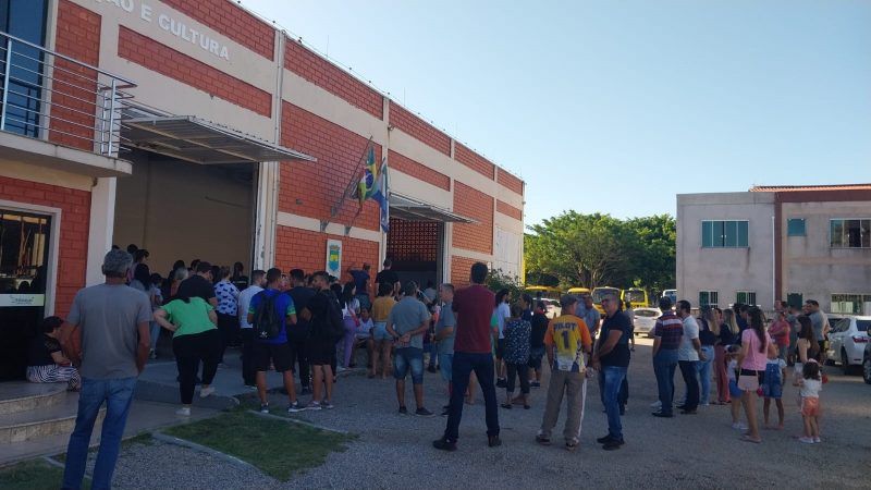 pais protestam segurança jovem armado escola governador celso ramos
