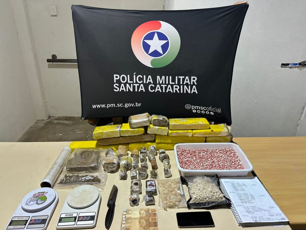tático aborda família e descobre grande quantidade de drogas em camboriú