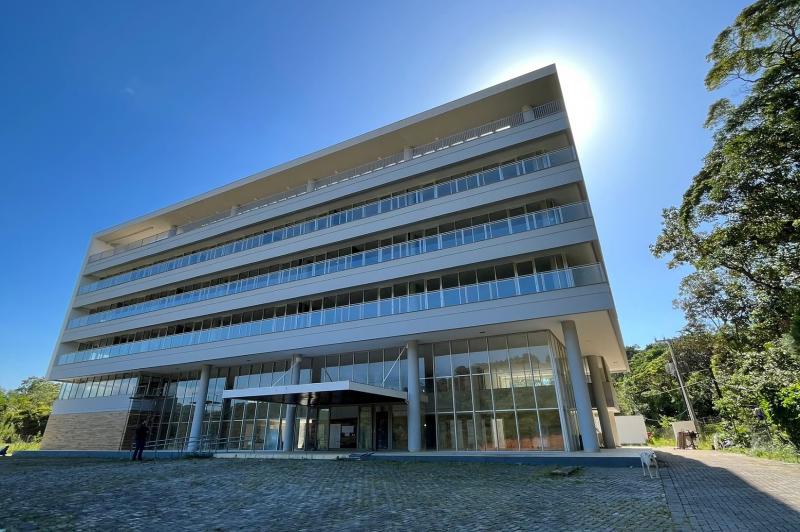 Imagem mostra tres universidades de itajai
