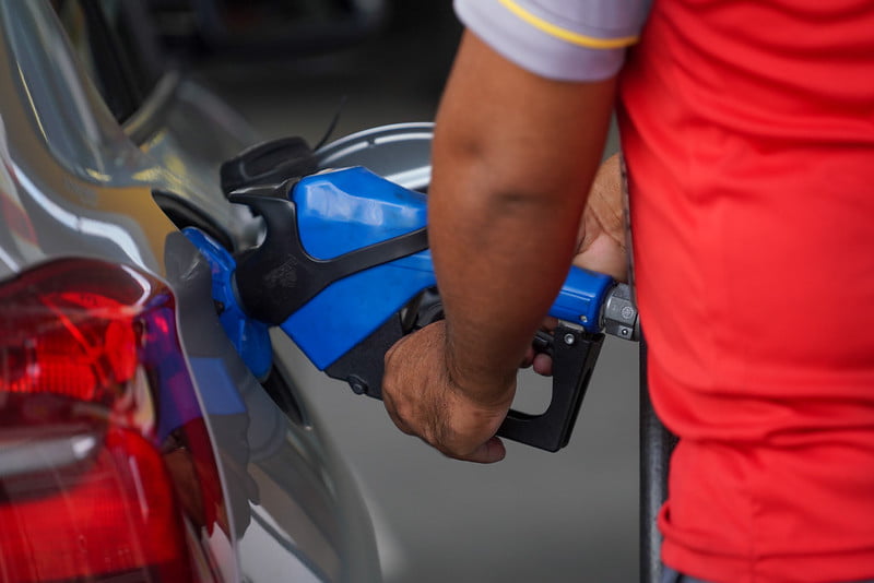 Imagem mostra homem abastecendo gasolina