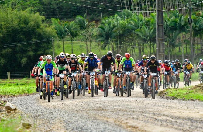 Imagem mostra ciclistas