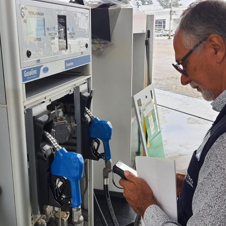 Imetro-SC fiscaliza 630 bombas de combustível e encontra irregularidades