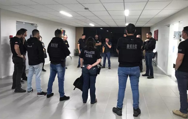 Imagem mostra policiais em SC