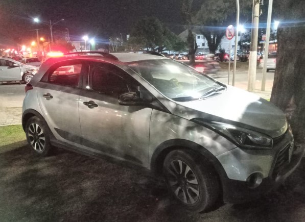 Imagem mostra carro batido