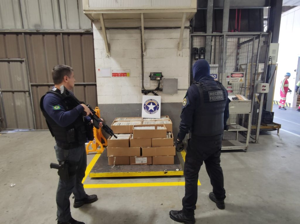 Imagem mostra agentes apreendendo droga