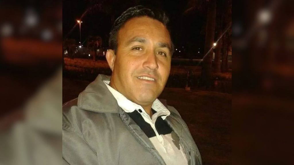 imagem mostra homem de casaco em selfie