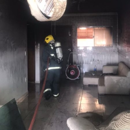 Bombeiros são mobilizados para combater incêndio em residência de Porto Belo