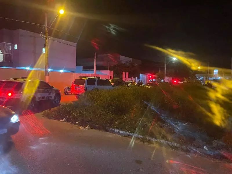 Foto mostra viaturas e sirene em rua