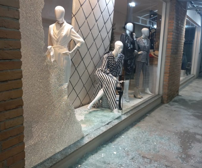 Imagem mostra vitrine quebrada